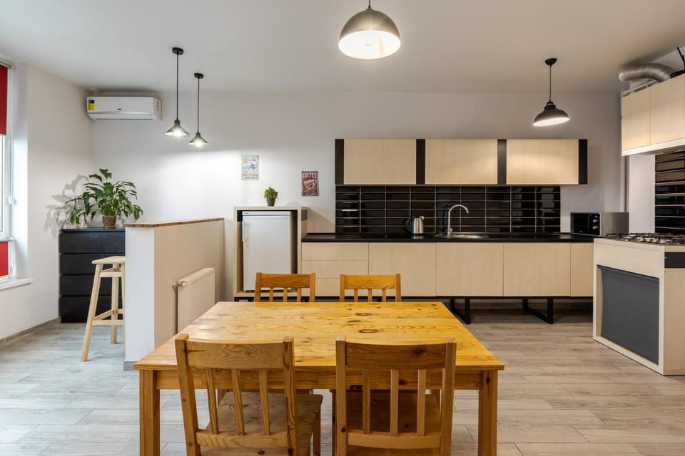Kitchen or kitchenette, Dining area