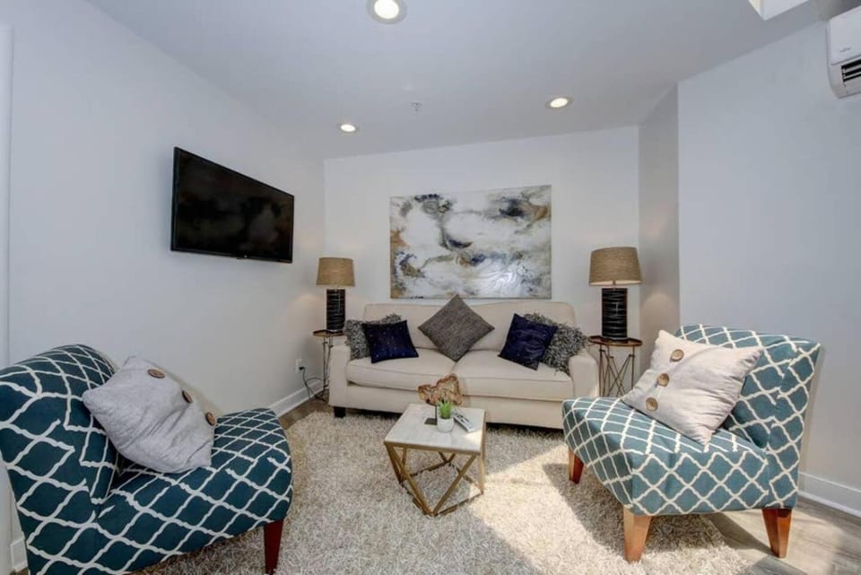 TV and multimedia, Living room, Seating area, air conditioner