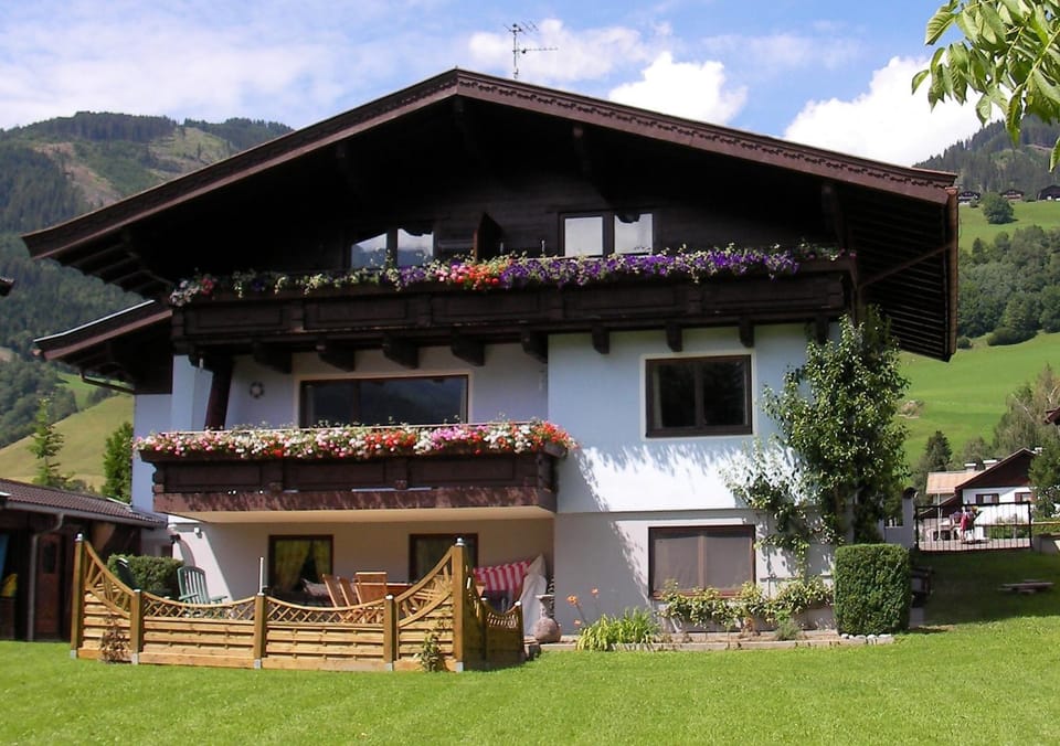 Property building, Spring, Day, Natural landscape, Garden, Balcony/Terrace, Garden view, Area and facilities