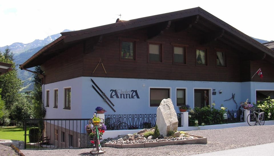 Property building, Nearby landmark, Facade/entrance, Spring, Day, Natural landscape, Mountain view, Area and facilities