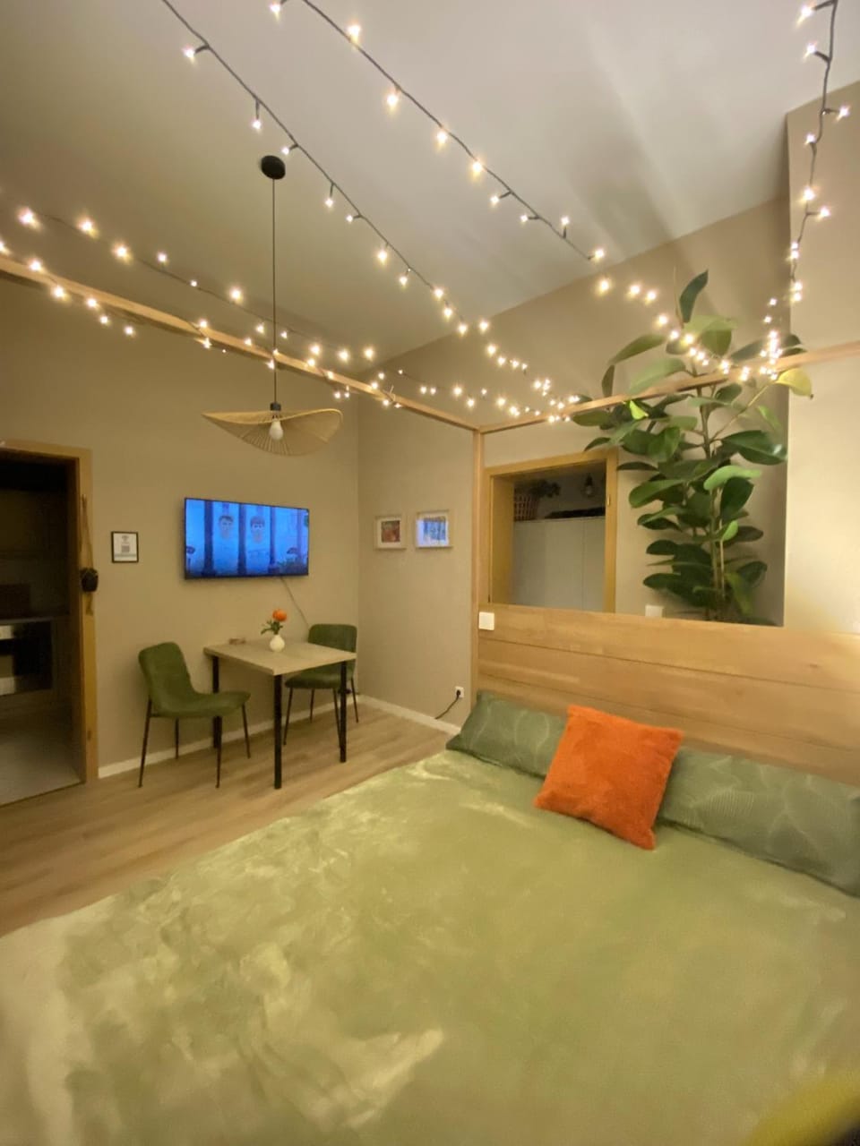 TV and multimedia, Seating area, Bedroom