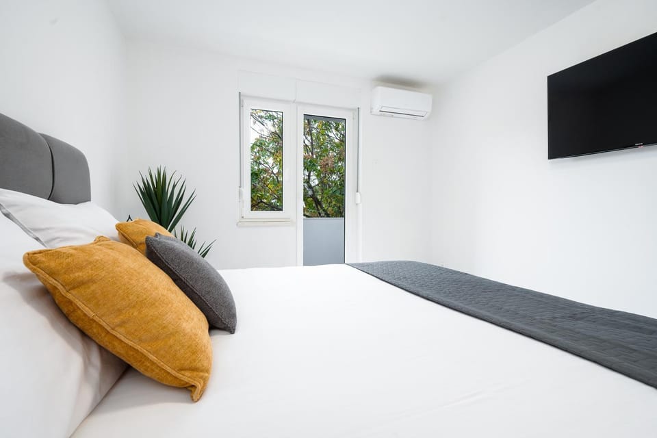 Bed, TV and multimedia, Bedroom, air conditioner