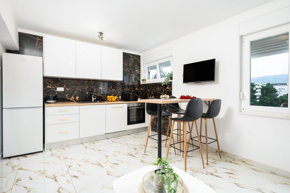 Communal lounge/ TV room, TV and multimedia, Kitchen or kitchenette, Dining area, dishwasher, oven, stove