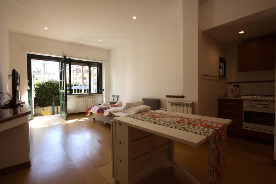 Ponte Milvio Lovely Garden Apartment in Rome