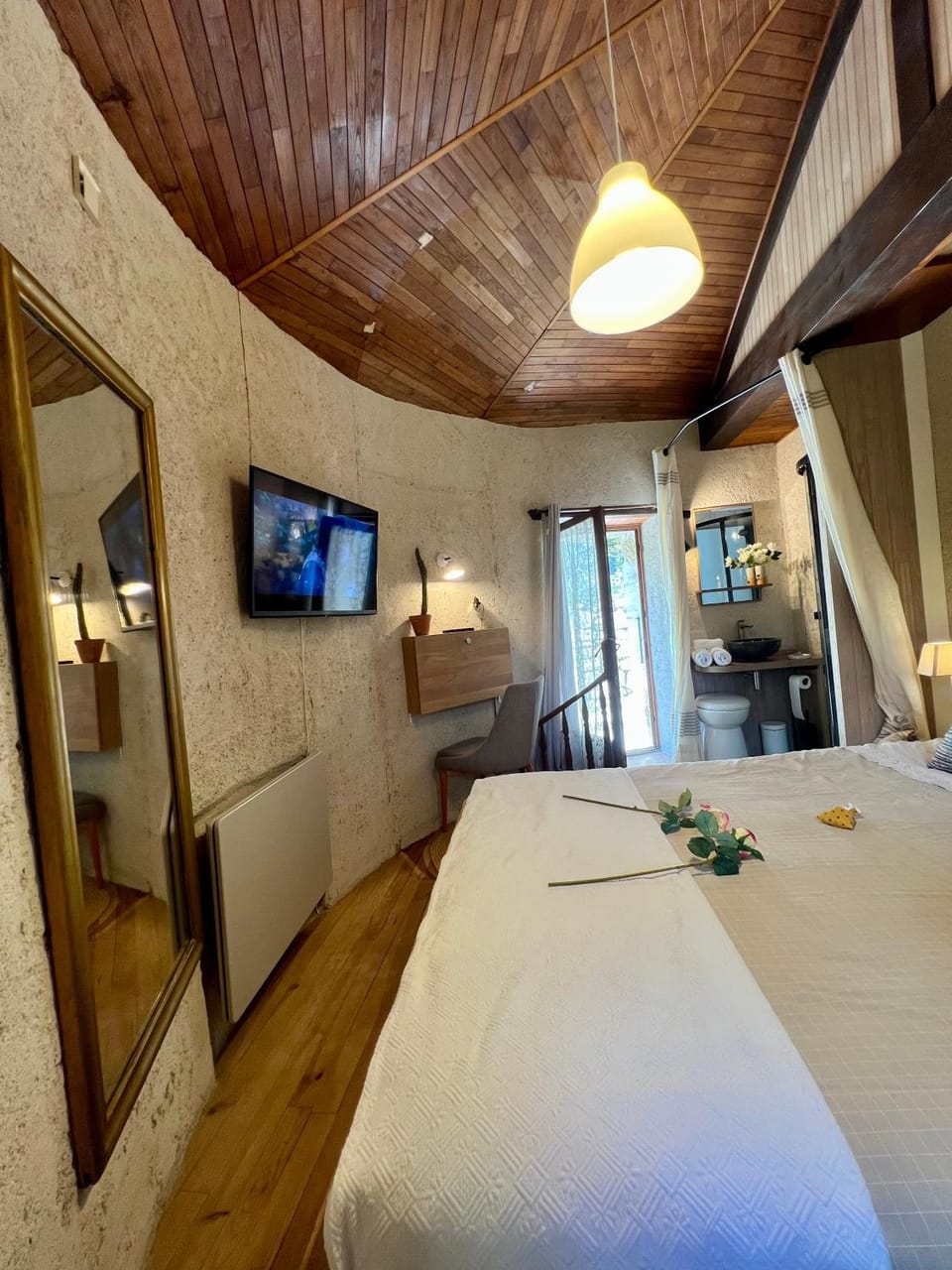 Bed, Bathroom, TV and multimedia, Seating area