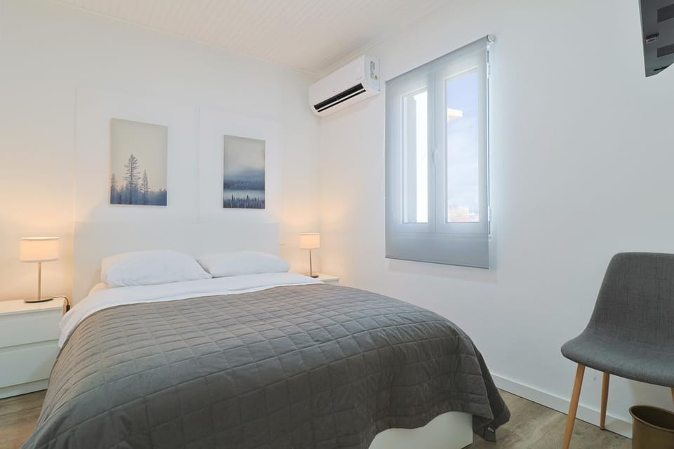 Bed, air conditioner