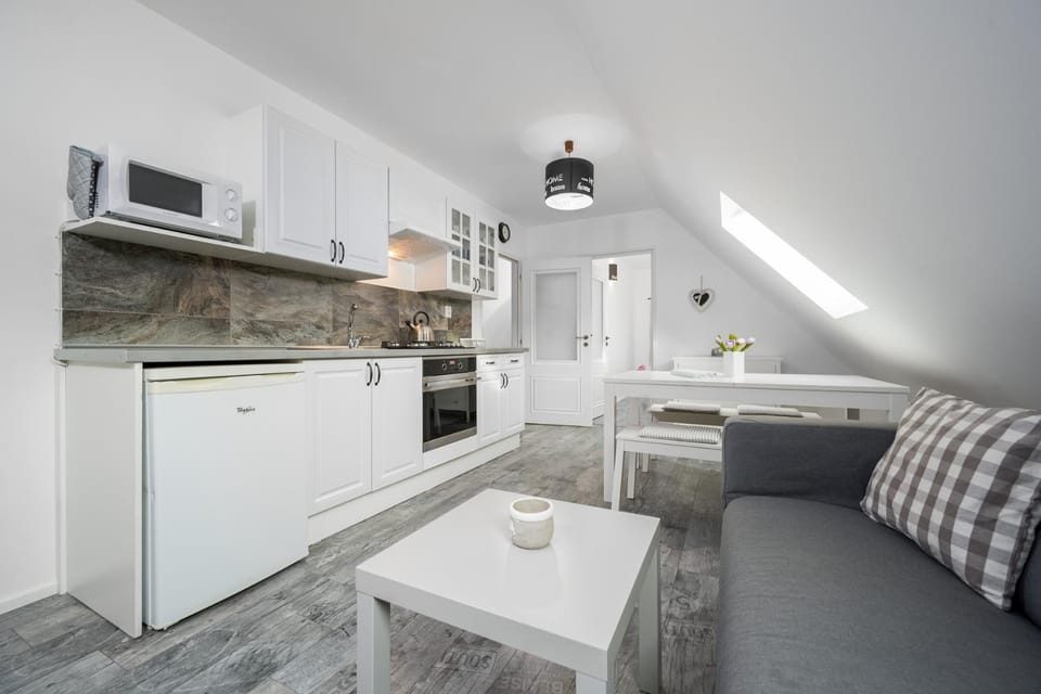 Kitchen or kitchenette, Living room, Photo of the whole room, Seating area, Dining area, oven, pet friendly, stove