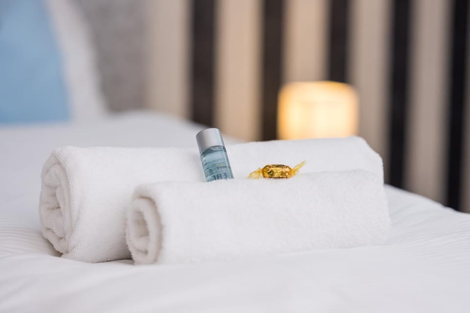 Bed, Decorative detail, towels