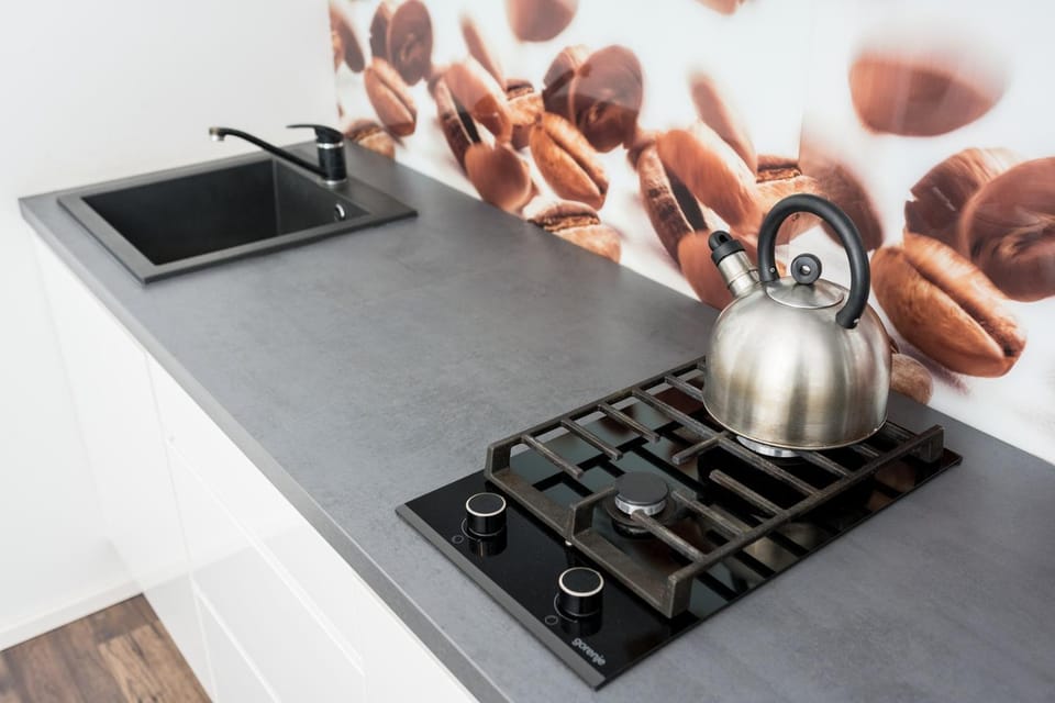 Coffee/tea facilities, Kitchen or kitchenette, stove