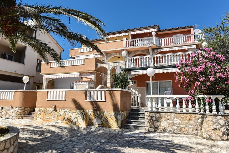 Property building, Day, Balcony/Terrace