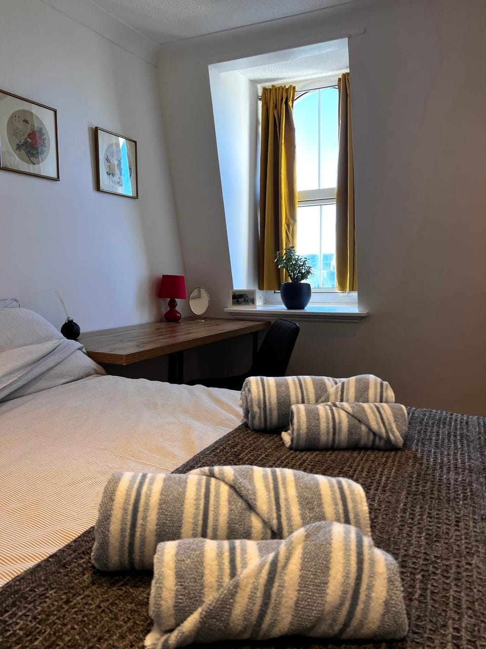 Bed, Photo of the whole room, Bedroom, towels