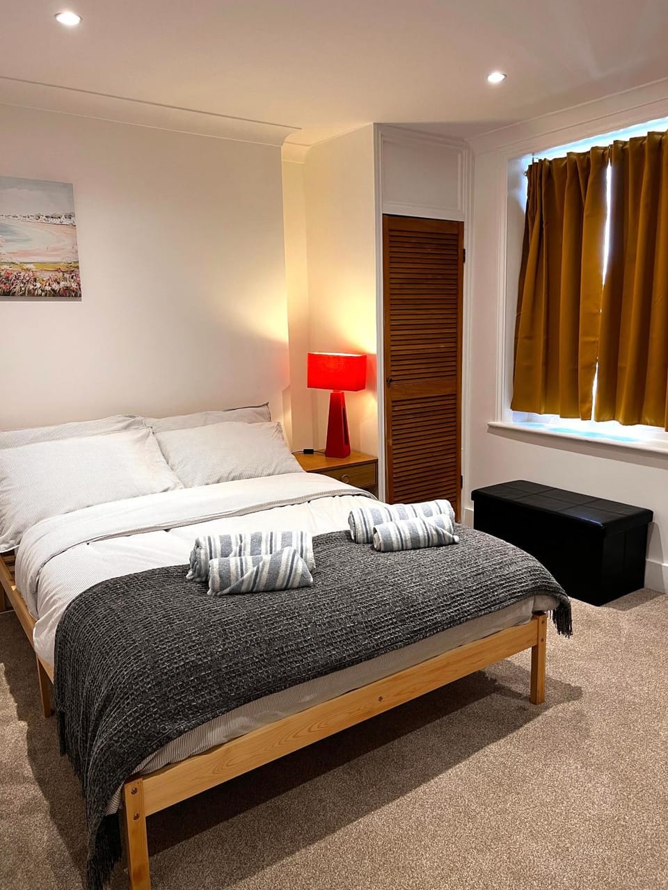 Bed, Photo of the whole room, Bedroom, towels