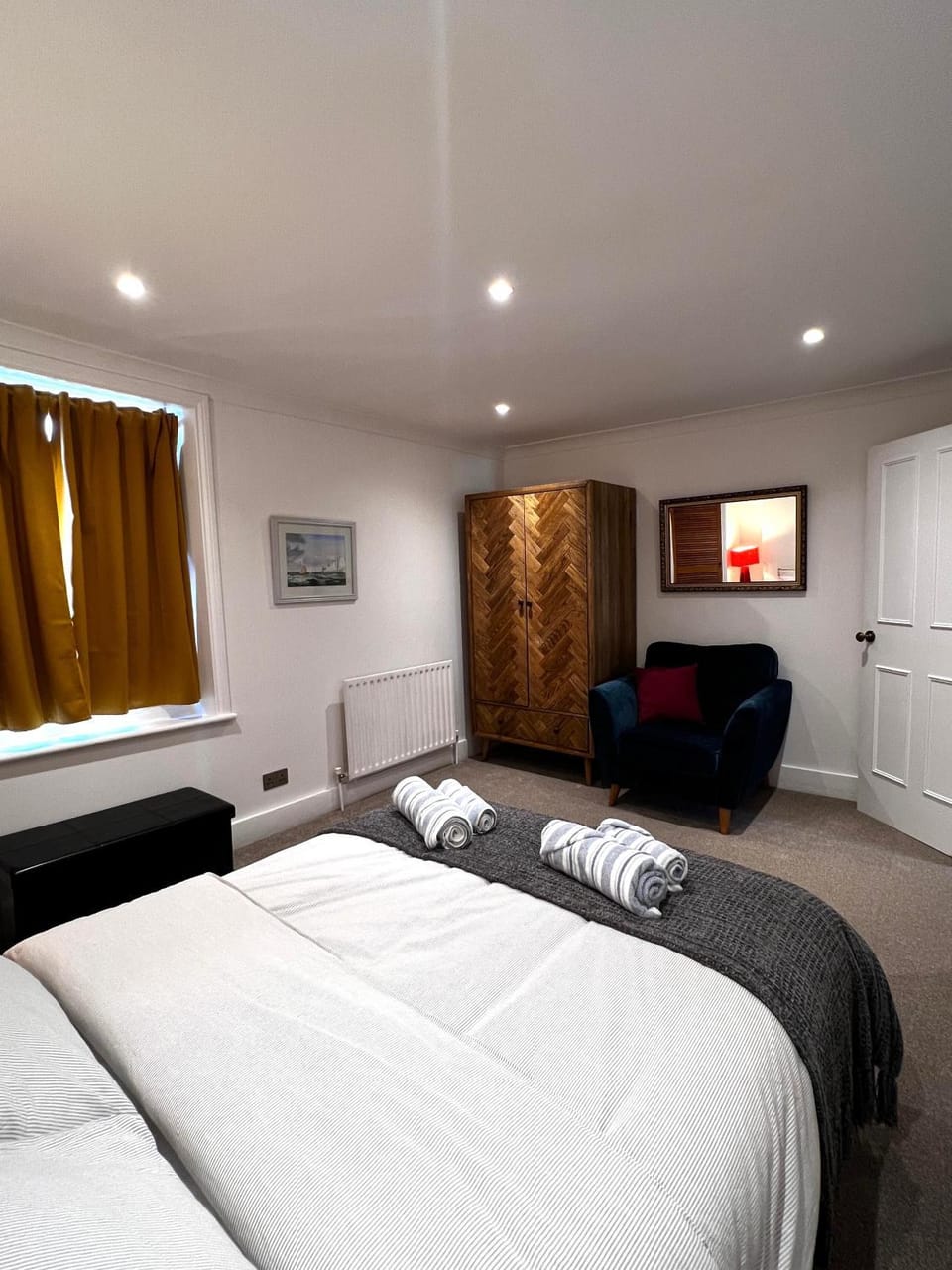 Bed, TV and multimedia, Living room, Photo of the whole room, Seating area, Bedroom, towels, wardrobe