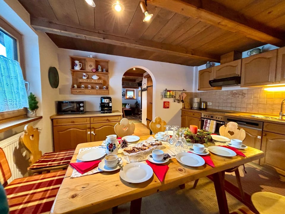 Coffee/tea facilities, Kitchen or kitchenette, Food and drinks, Seating area, Dining area, Food, stove