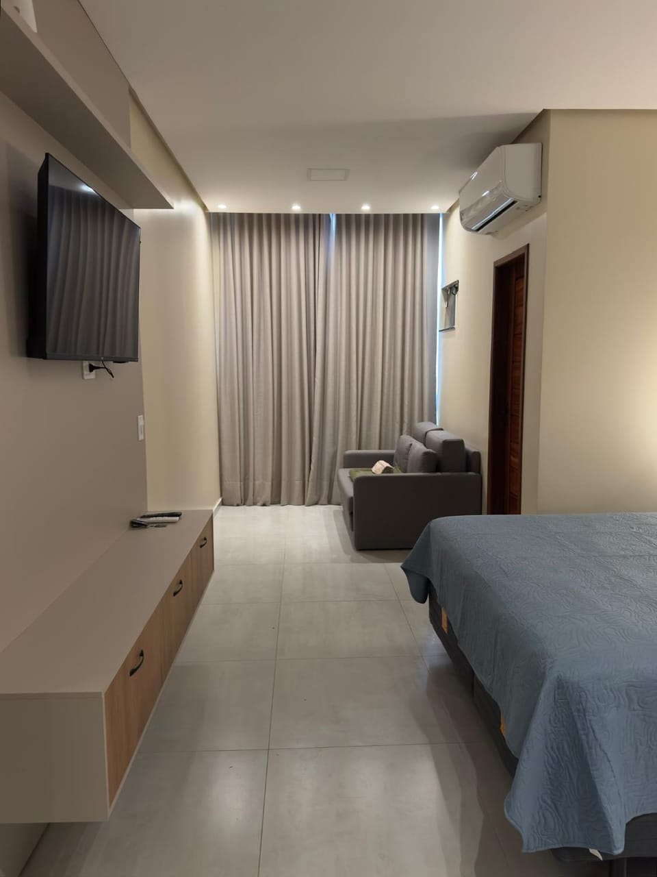 Communal lounge/ TV room, Bed, TV and multimedia, Photo of the whole room, Evening entertainment, Bedroom, air conditioner