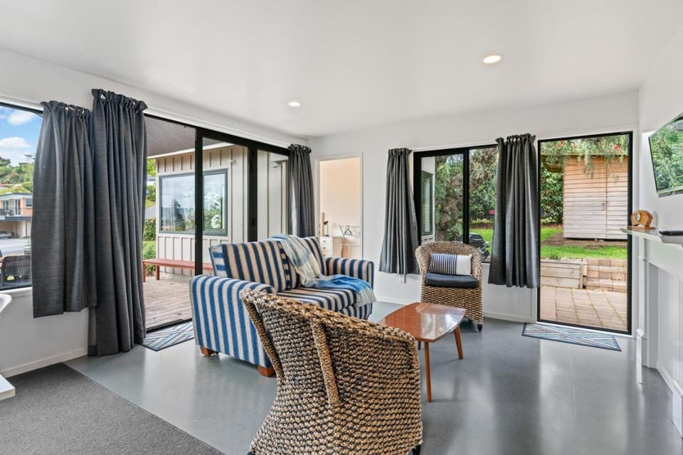 Day, Balcony/Terrace, Living room, Seating area
