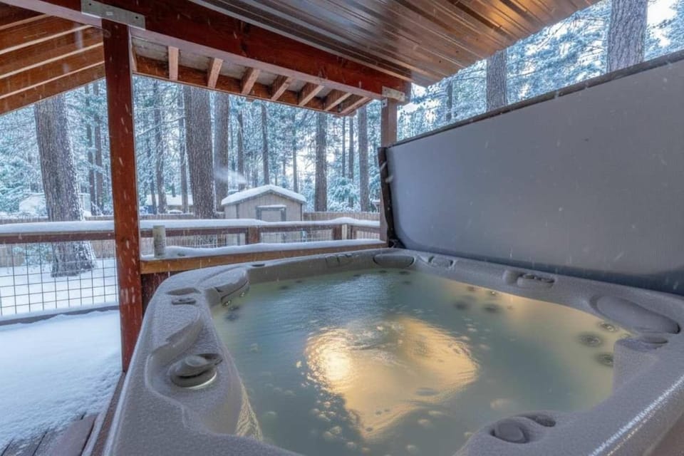 Kings Beach Retreat, Hot Tub, Walk to Beach House in Kings Beach