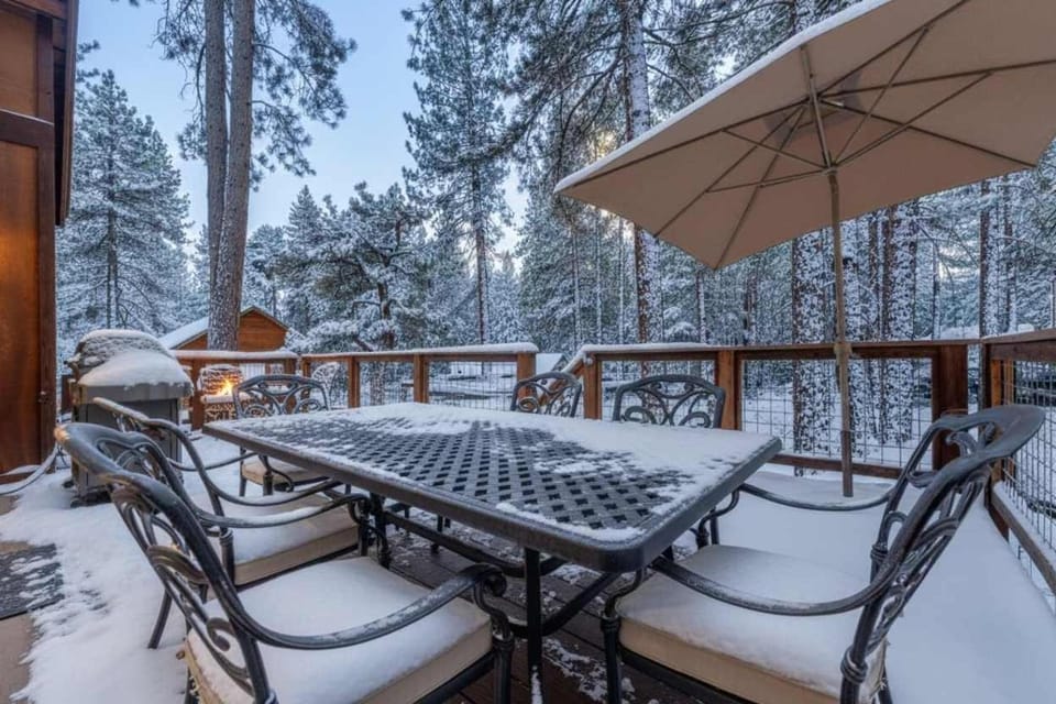 Kings Beach Retreat, Hot Tub, Walk to Beach House in Kings Beach