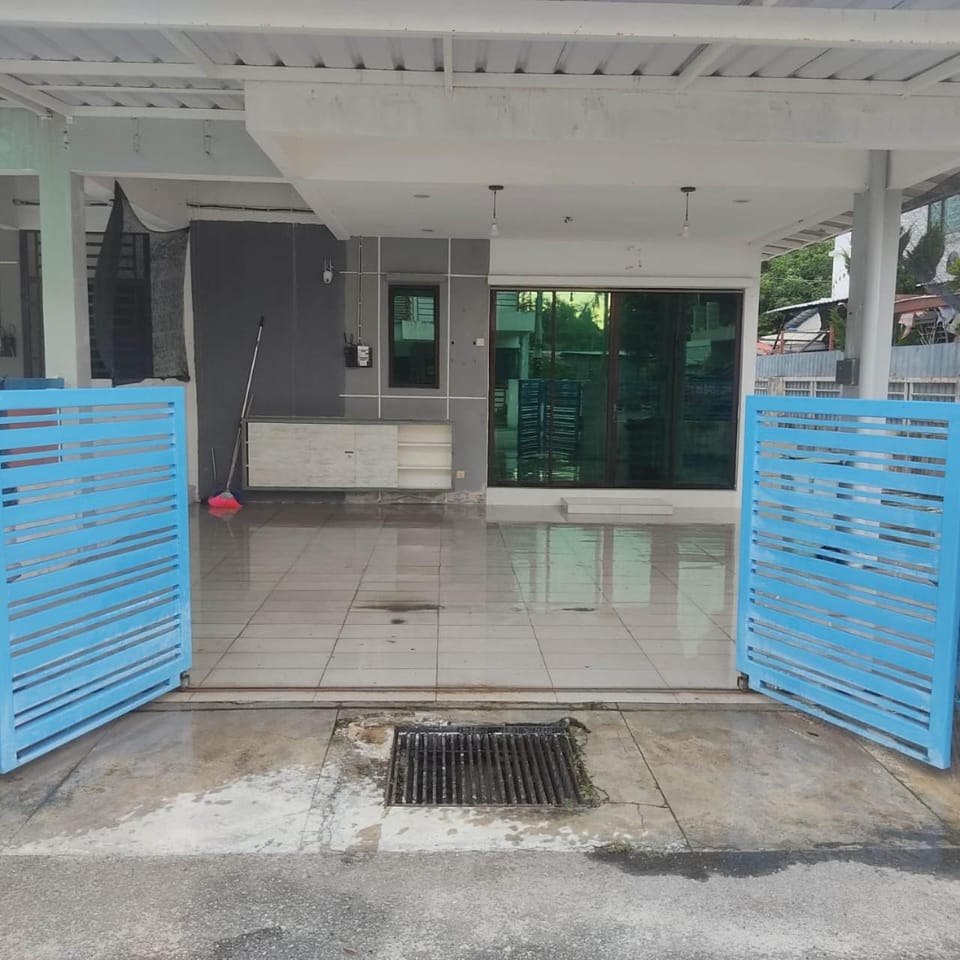 WeJDAN TWO POINT O WHOLE HOUSE BUT BUDGET PARTIAL BOOKING 2ROOMS 2BATHROOMS AND NEVER MIX WITH OTHERS AND YOUR TEAM ONLY BALIK PULAU, PENANG ISLAND House in Bayan Lepas