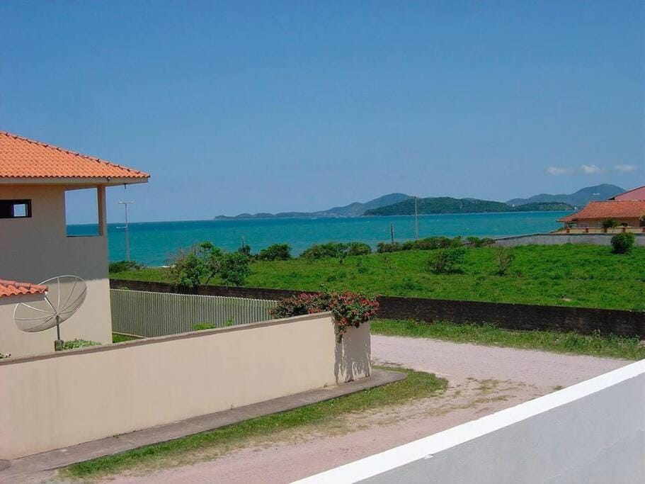 LINDA CASA COM PISCINA EM PICARRAS SC e VISTA PARA O MAR House in State of Santa Catarina