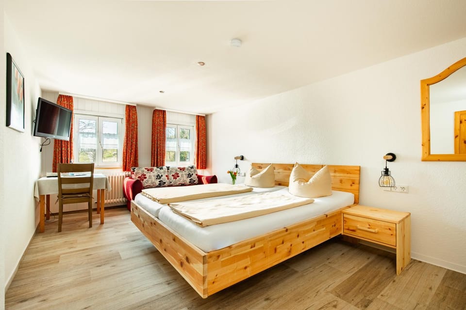 Bed, TV and multimedia, Bedroom