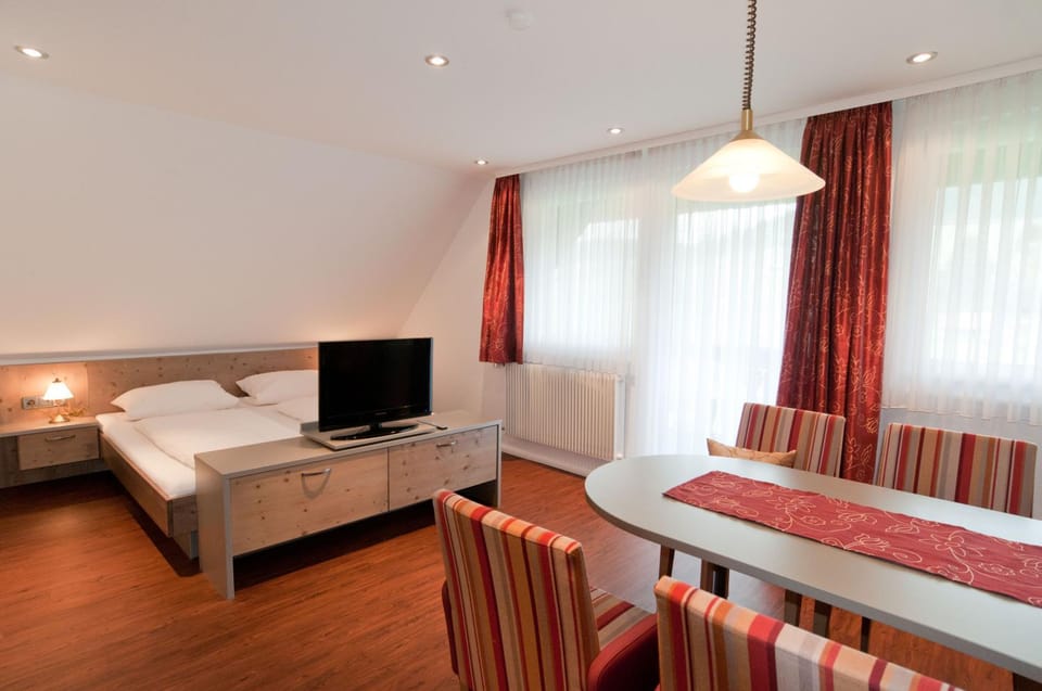 TV and multimedia, Living room, Seating area, Bedroom