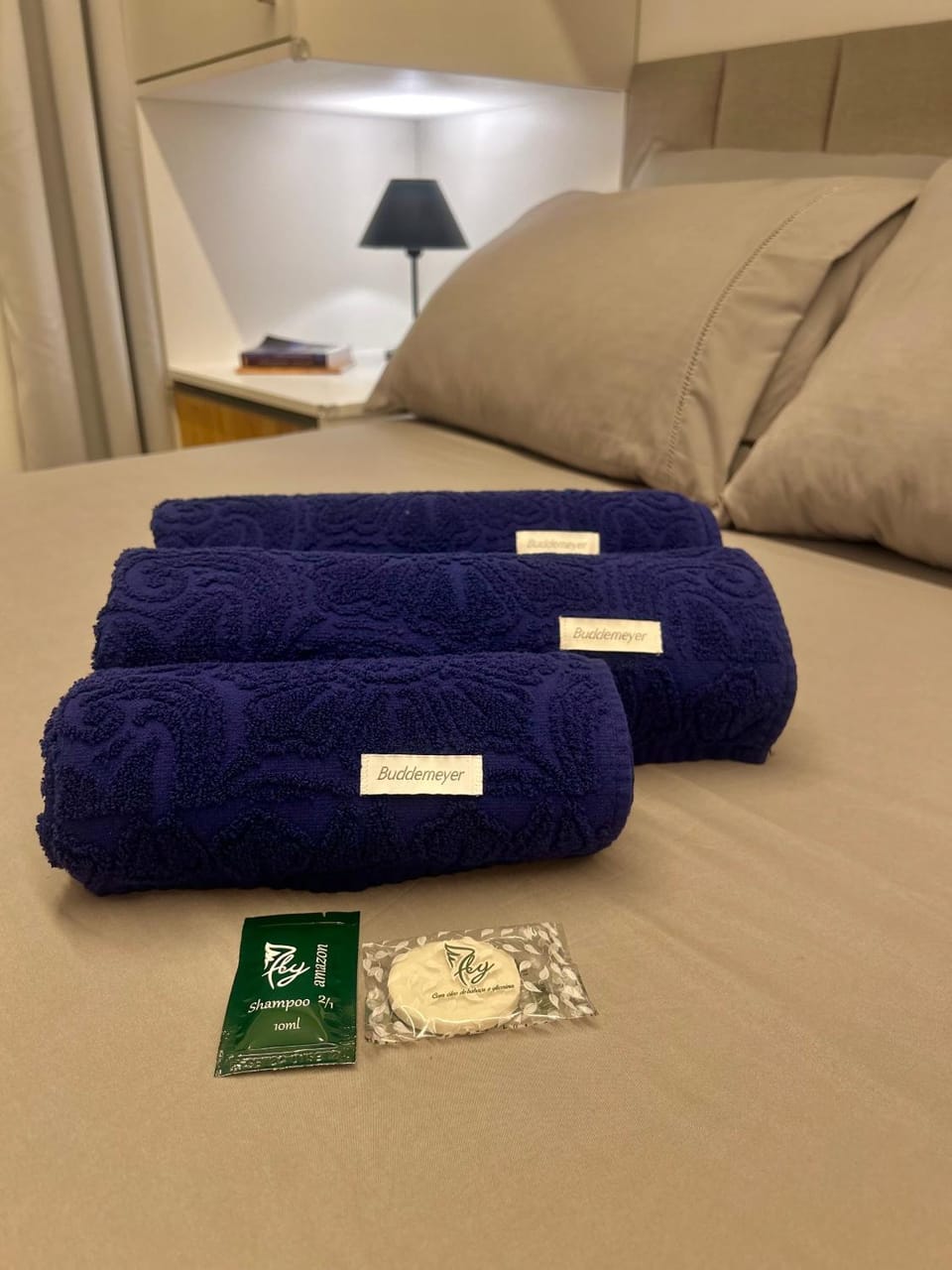 Bed, towels