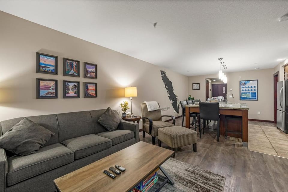 Stylish Family Condo at Beachfront Resort Apartment hotel in Parksville