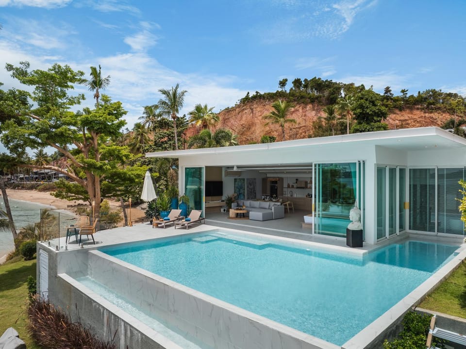 Property building, Patio, Day, Pool view, Swimming pool, sunbed