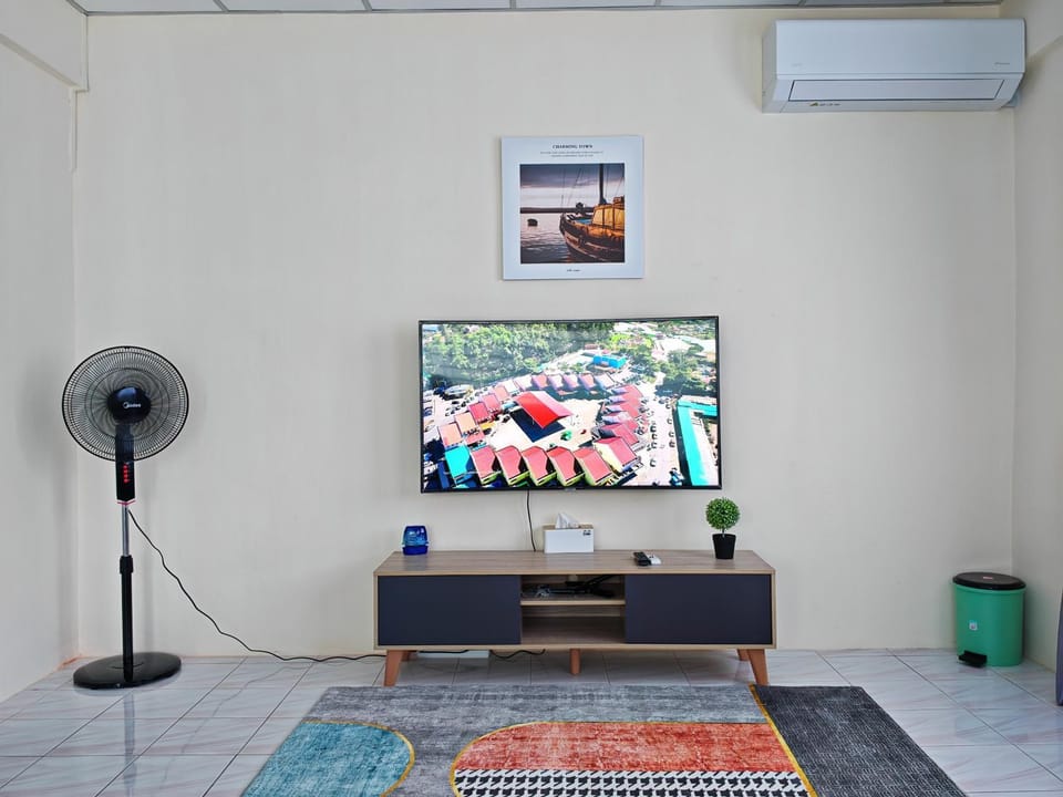 TV and multimedia, Living room, Seating area, Evening entertainment, air conditioner