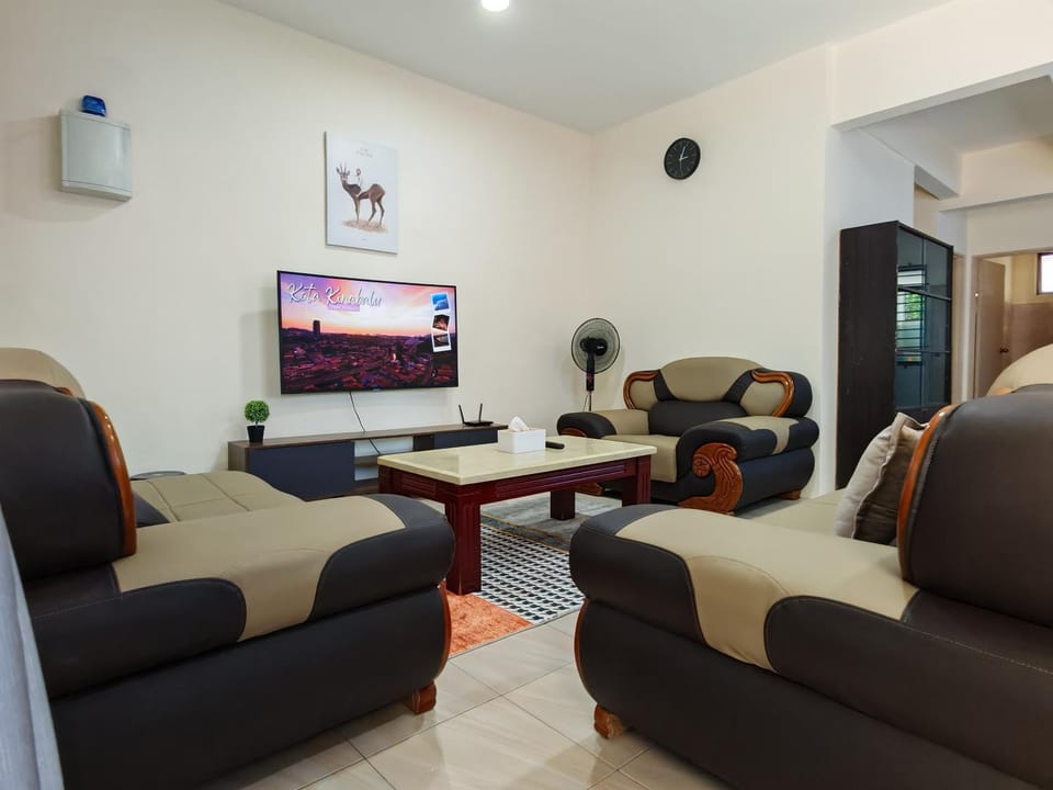 TV and multimedia, Living room, Seating area, Evening entertainment