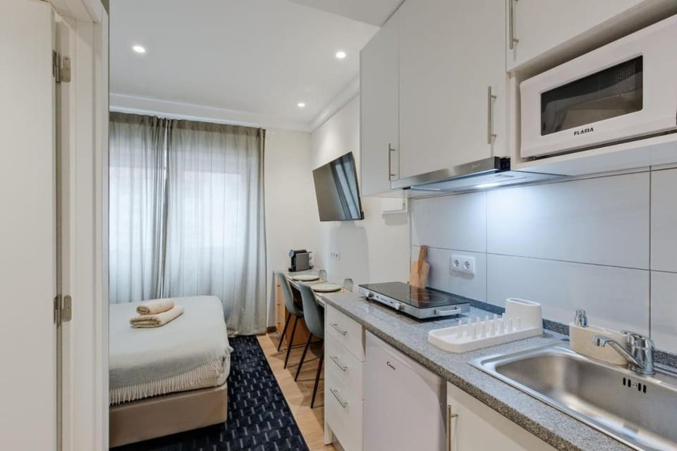 Lovely studio fully equipped near subway N5 Apartment in Lisbon