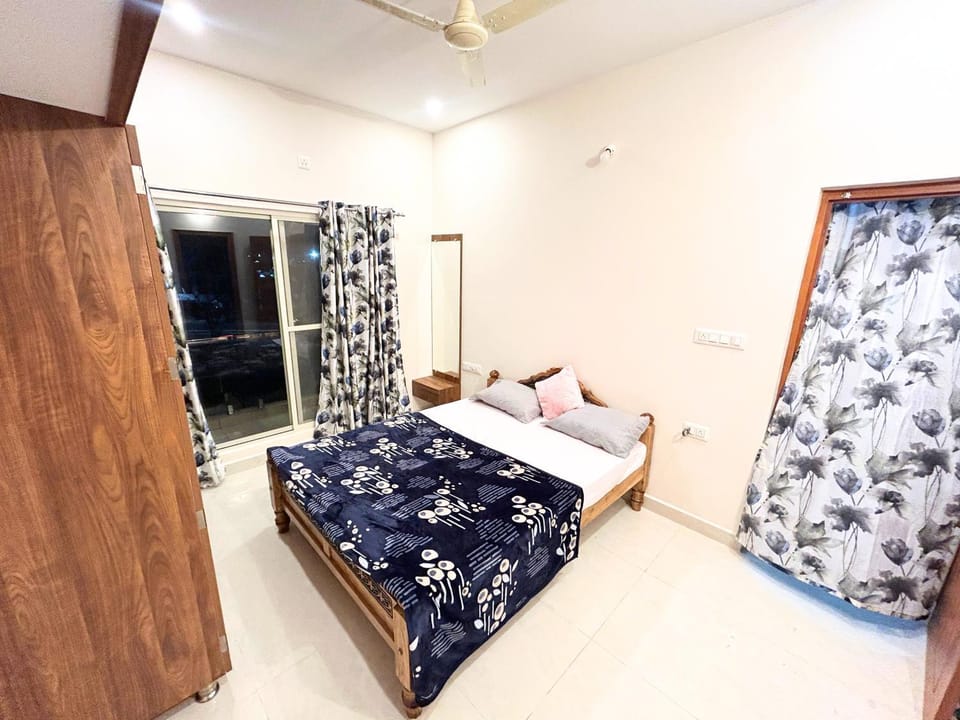 Bed, Photo of the whole room, Bedroom, towels, wardrobe