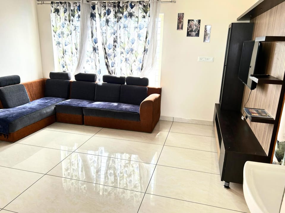 TV and multimedia, Living room, Seating area, Evening entertainment
