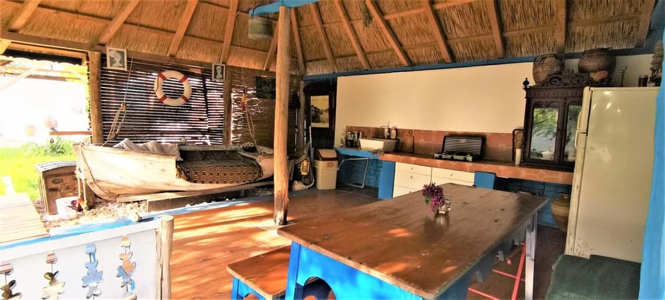 Kitchen or kitchenette, Seating area, Dining area