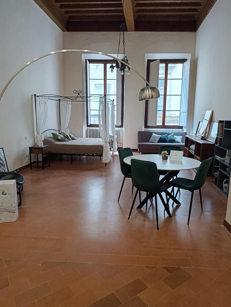 Bed, Photo of the whole room, Seating area, Bedroom