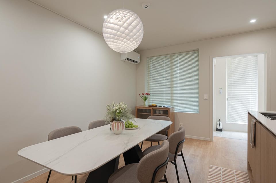 Kitchen or kitchenette, Dining area, air conditioner