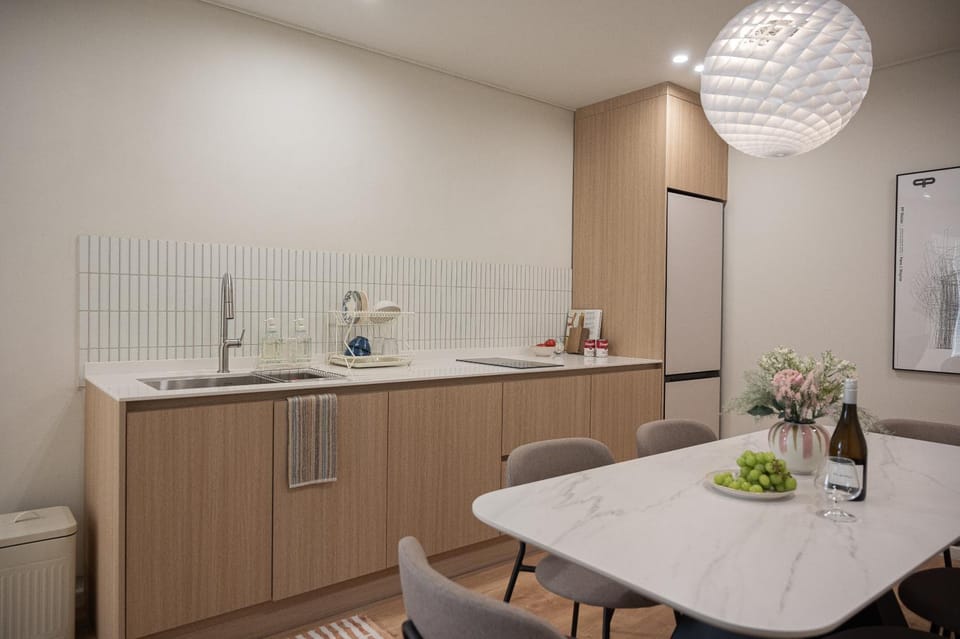 Kitchen or kitchenette, Dining area