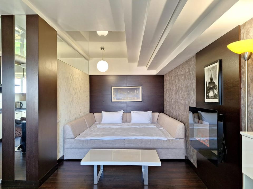 Bed, TV and multimedia, Photo of the whole room, Bedroom, fireplace