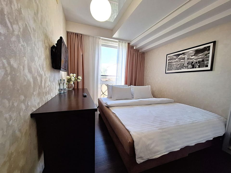 Bed, TV and multimedia, Photo of the whole room, Bedroom