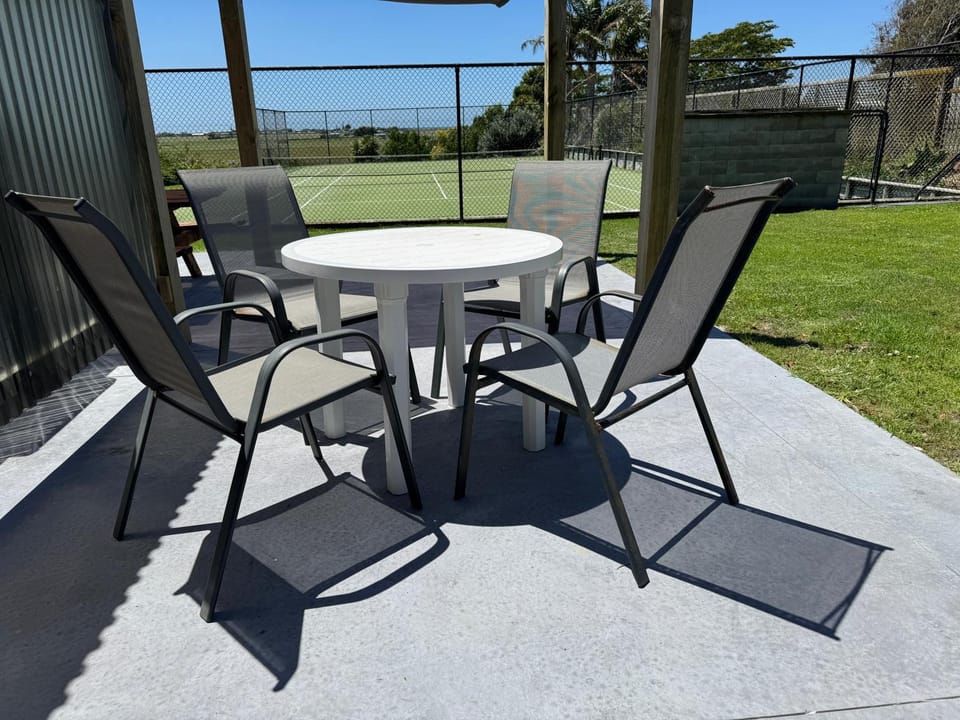 Spacious 2-Bedroom Guest House - Easy Access, Near Pukehina Beach House in Bay Of Plenty
