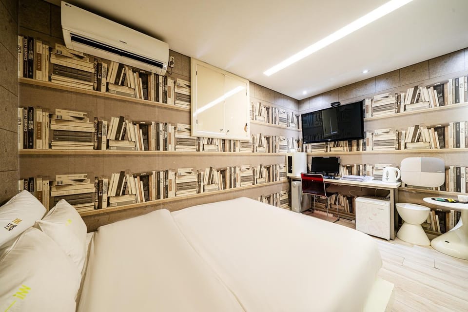 Bed, TV and multimedia, Photo of the whole room, Seating area, Bedroom, air conditioner