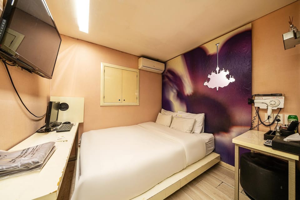 Bed, TV and multimedia, Photo of the whole room, Bedroom, air conditioner