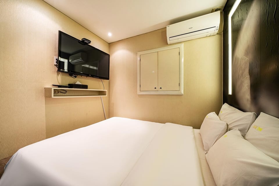 Bed, TV and multimedia, Photo of the whole room, Bedroom, air conditioner