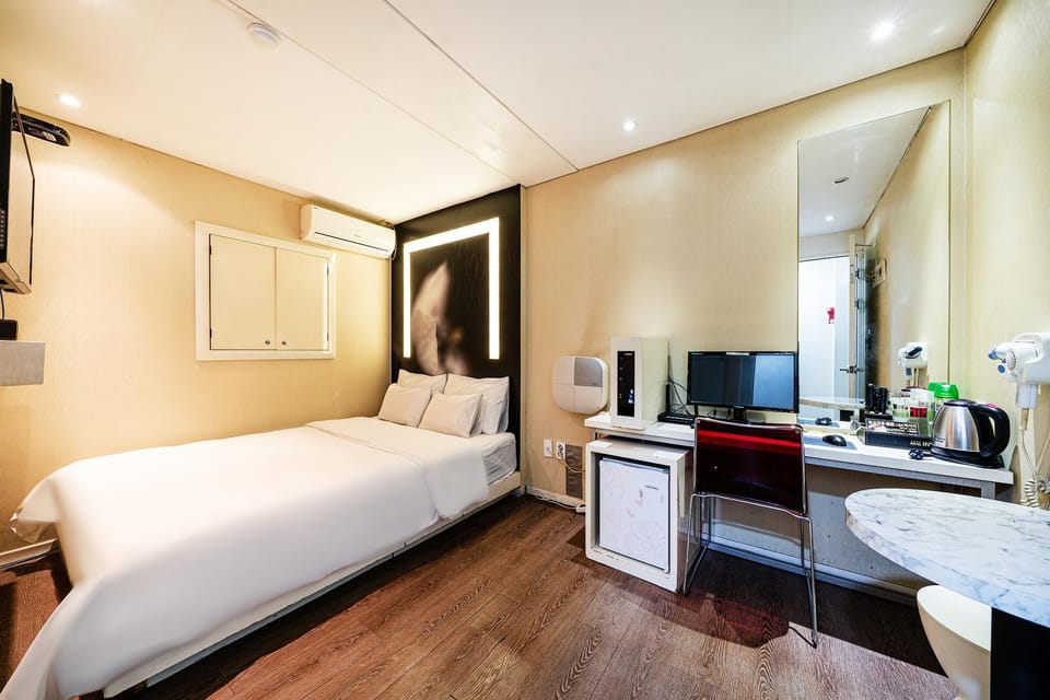 Bed, TV and multimedia, Seating area, Bedroom, air conditioner