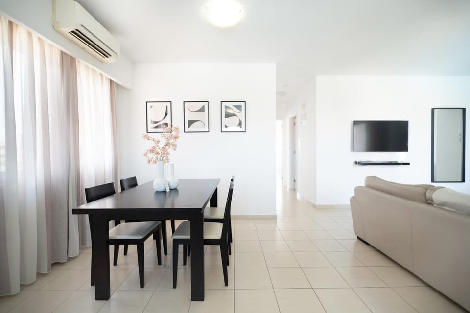Communal lounge/ TV room, TV and multimedia, Living room, Seating area, Dining area, Evening entertainment, air conditioner