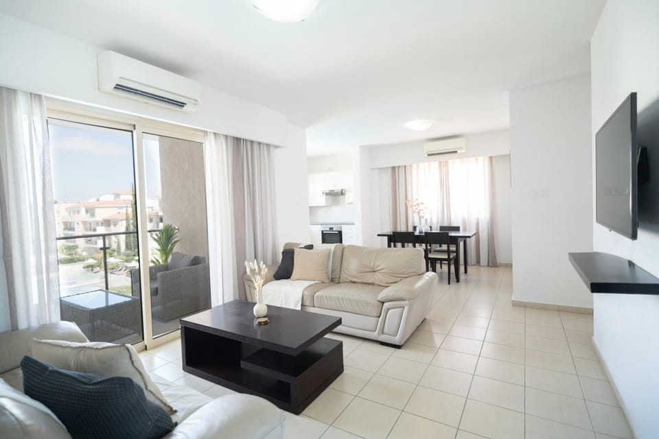 Communal lounge/ TV room, TV and multimedia, Living room, Seating area, Dining area, Evening entertainment, air conditioner