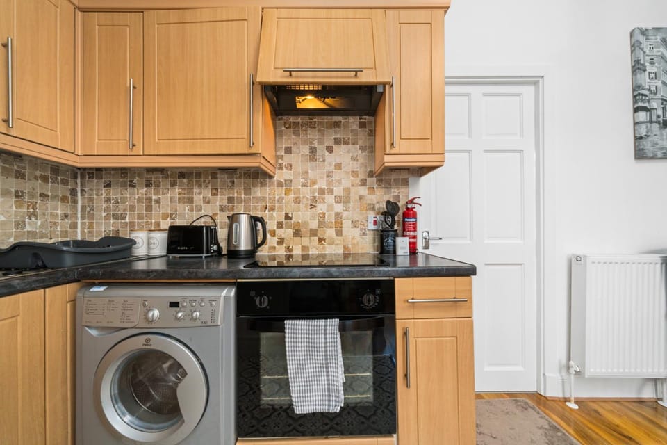 Kitchen or kitchenette, toaster, washing machine