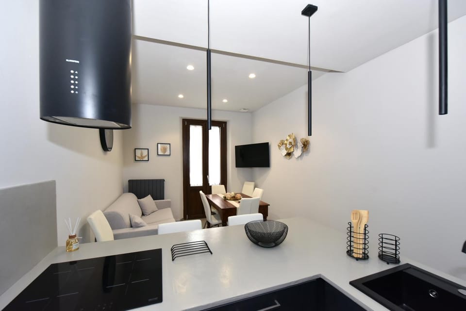 Kitchen or kitchenette, Dining area, stove