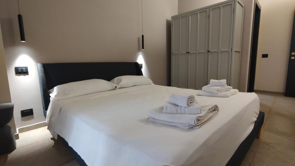 Bed, Bedroom, towels, wardrobe
